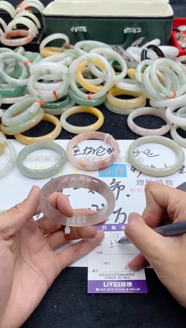 【闪购商品】石英质玉手镯未镶嵌158+