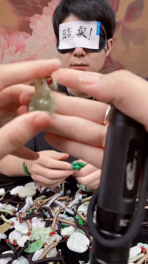 翡翠未镶嵌吊坠(不含链)A货翡翠拍一发一
