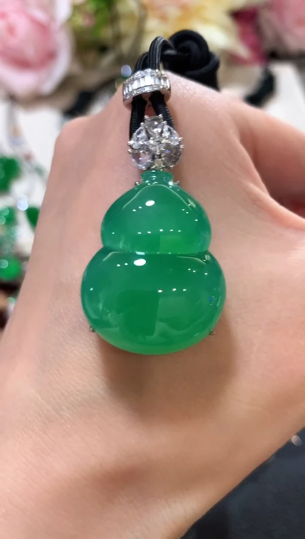 吊坠(不含链)18K金镶嵌翡翠v45  尾款218000