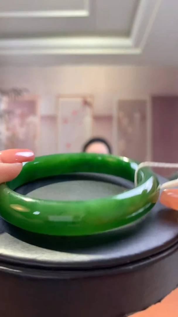 【闪购商品】和田玉手镯未镶嵌俄罗斯碧玉阳绿手镯58