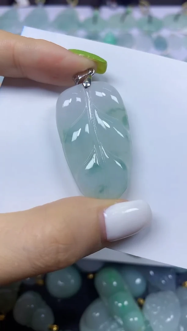 翡翠未镶嵌颈饰挂件