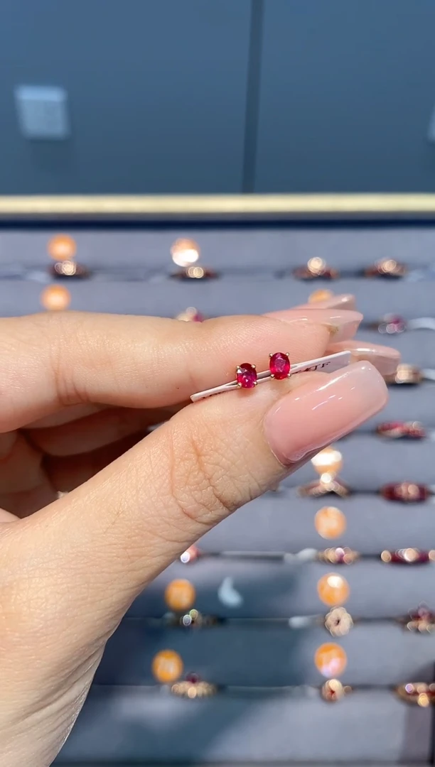 耳饰18K金镶嵌红宝石耳钉