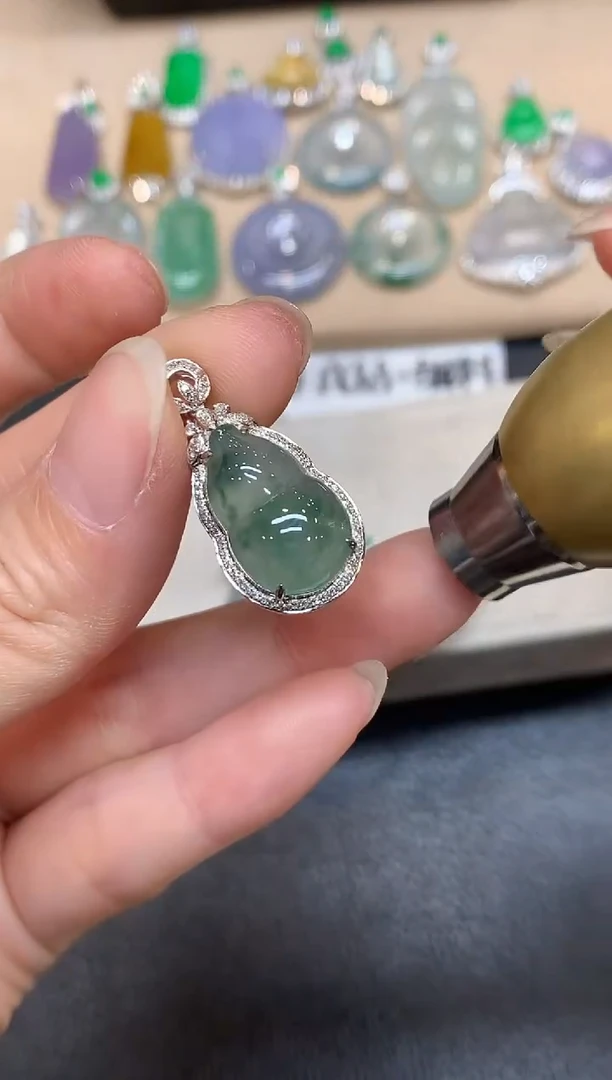 颈饰18K金镶嵌翡翠葫芦【无服务费