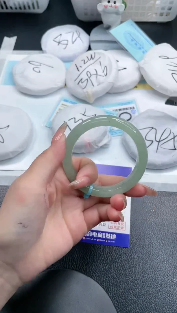 【闪购商品】石英质玉手镯未镶嵌4S334-54