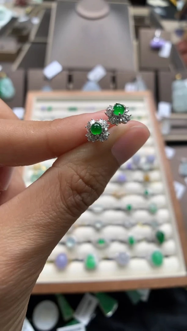 颈饰18K金镶嵌翡翠耳钉