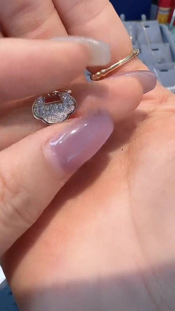 18K金镶嵌吊坠钻石吊坠