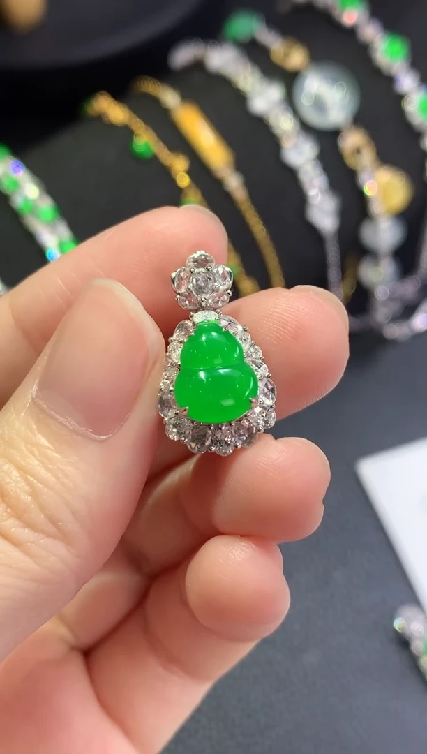 颈饰18K金镶嵌翡翠绿葫芦