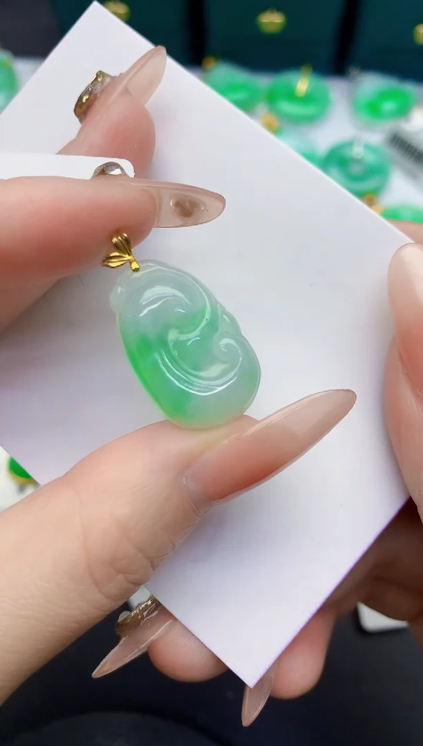 颈饰18K金镶嵌翡翠缅甸天然翡翠A货