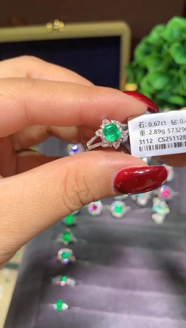 18K金镶嵌戒指祖母绿0.67ct