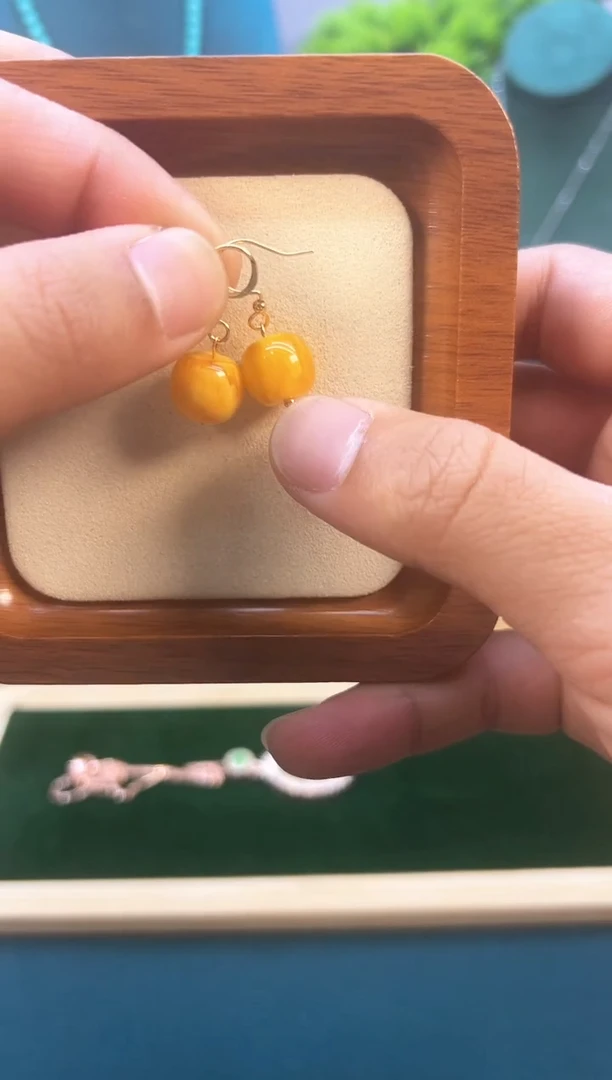 14K金镶嵌蜜蜡耳饰E01