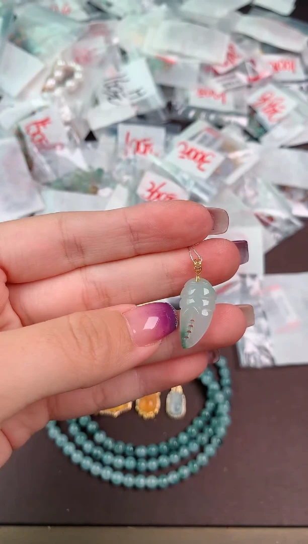 翡翠挂件18K金镶嵌一