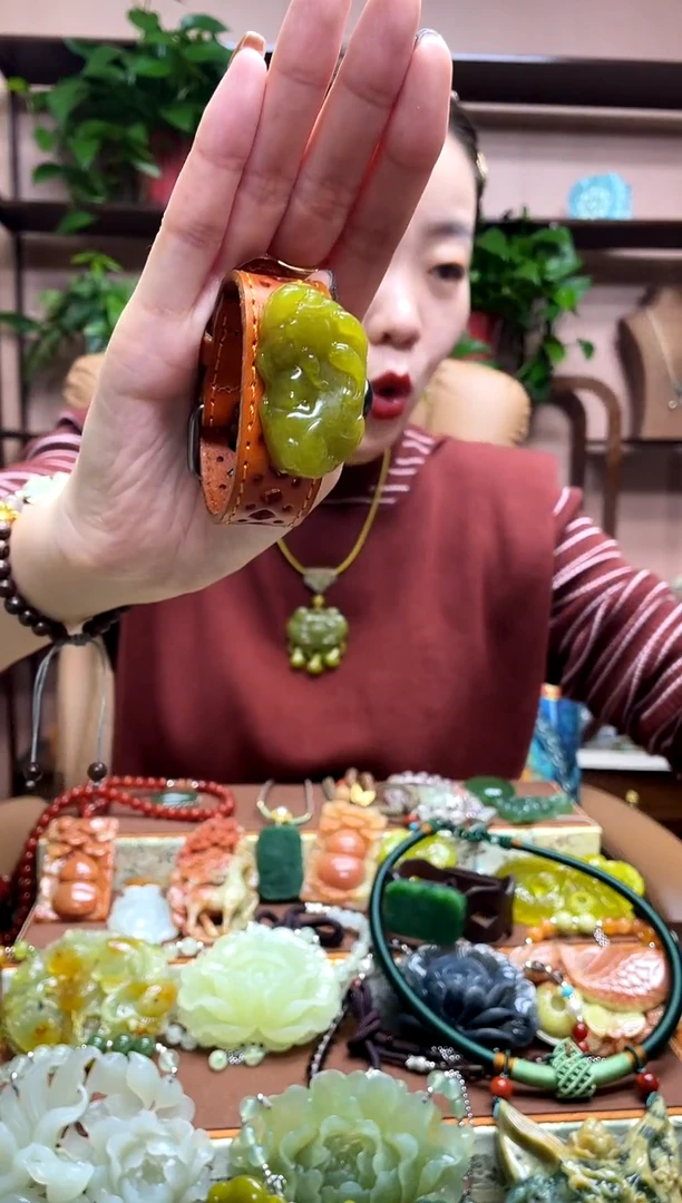 未镶嵌岫玉颈饰多样性发货发其中之一