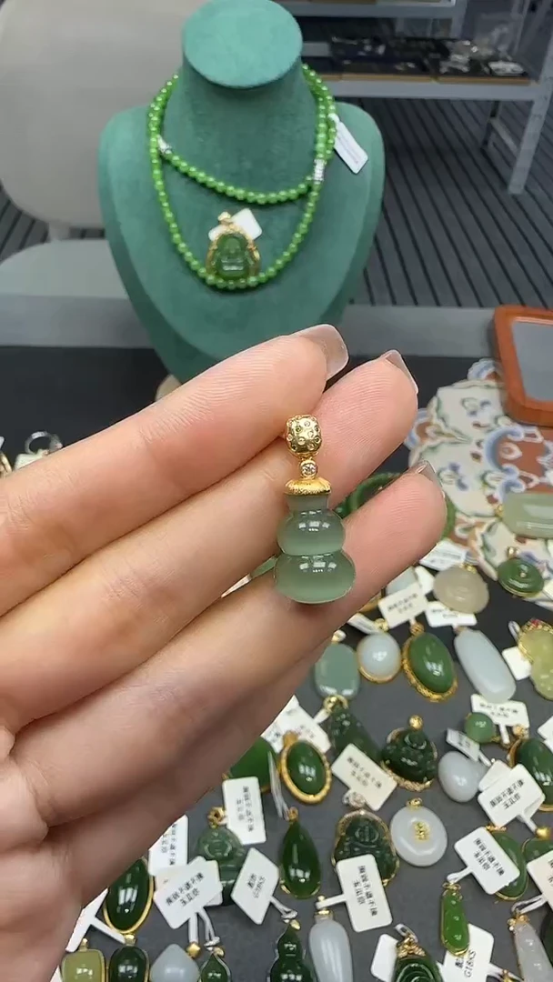 18K金镶嵌和田玉挂件1