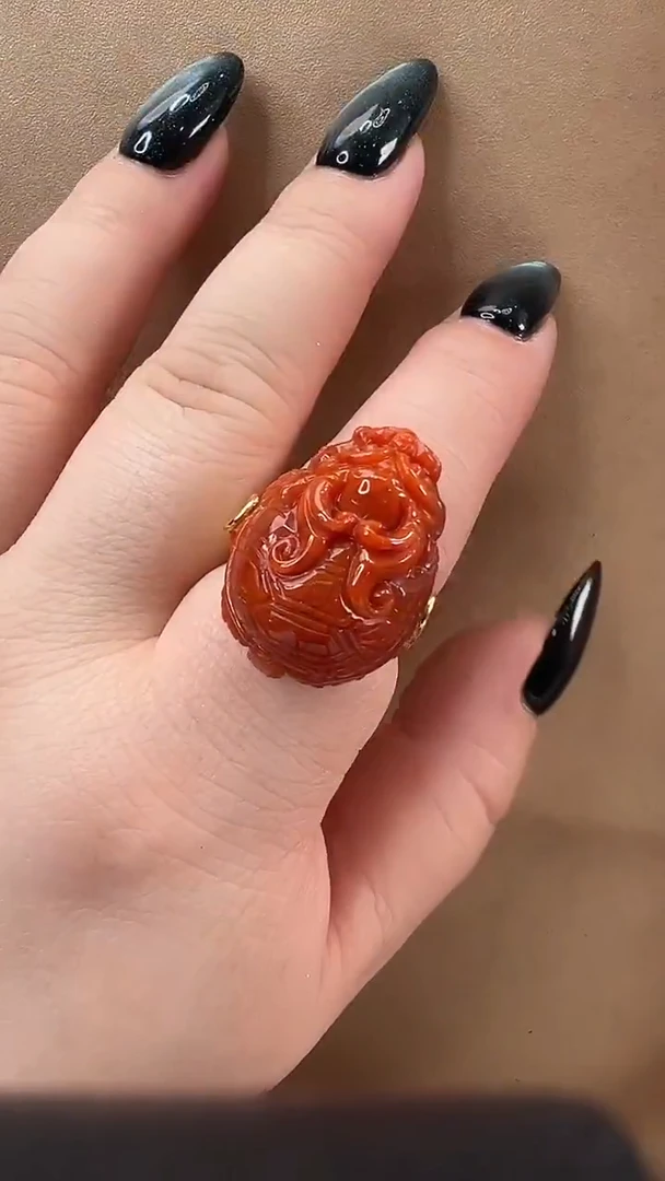 颈饰未镶嵌南红玛瑙戒指