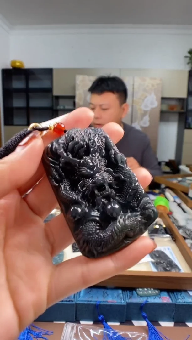 颈饰未镶嵌翡翠  多样性发其一