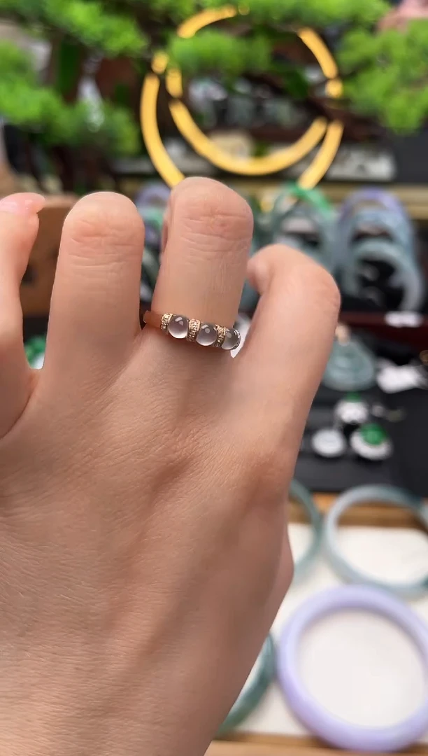 18K金镶嵌戒指翡翠戒指