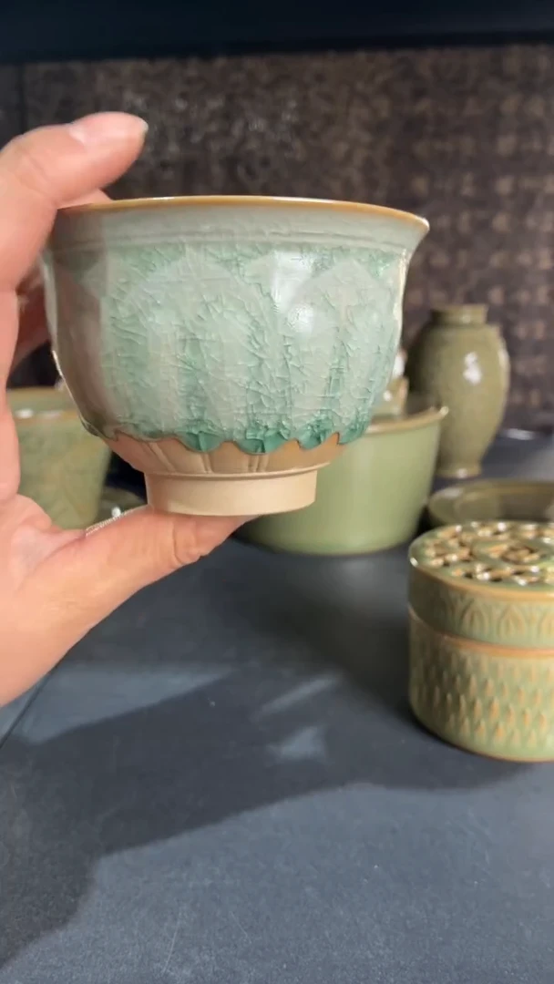 耀州窑仰山百级碎莲瓣杯微瑕