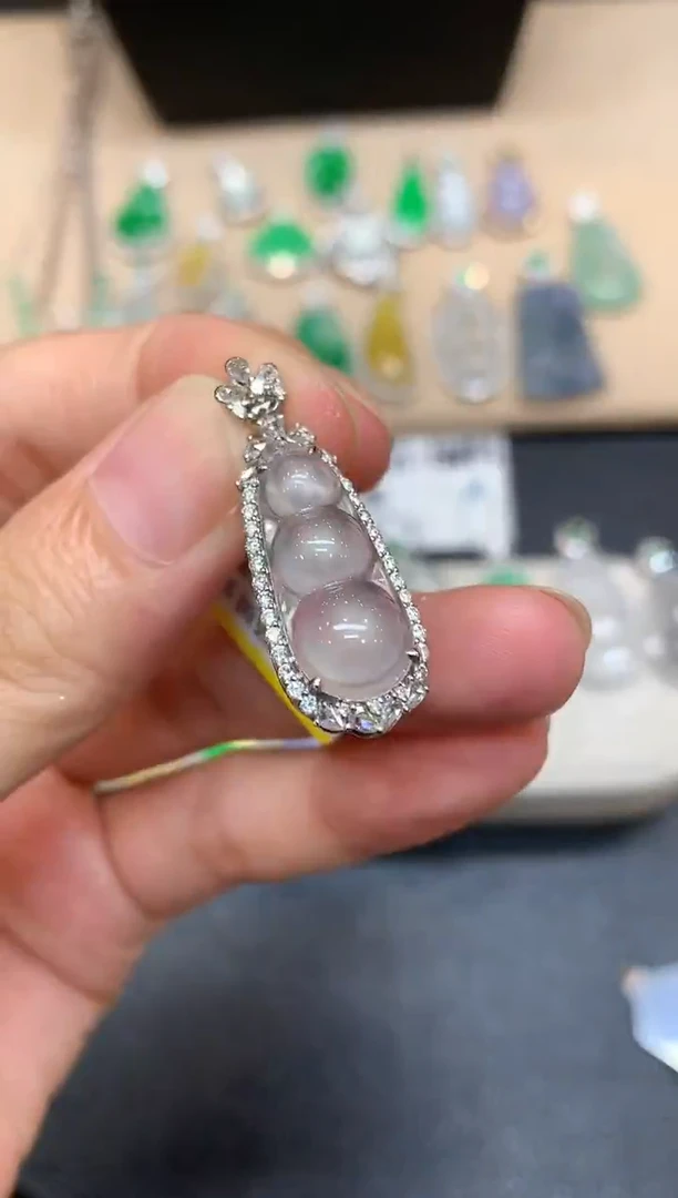 颈饰18K金镶嵌翡翠福豆【无服务费