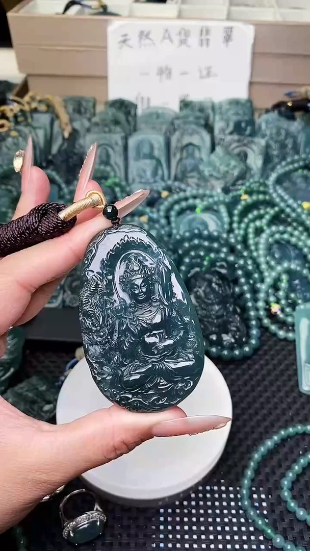 颈饰未镶嵌翡翠