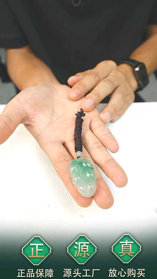 颈饰未镶嵌石英质玉叶子