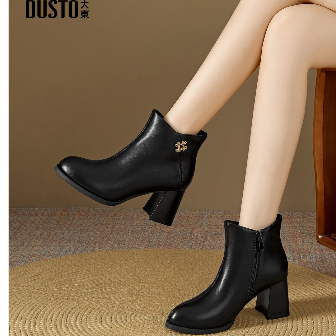 大东女鞋高跟短靴2025秋季新款显瘦粗跟不累脚气质尖头时装靴1010