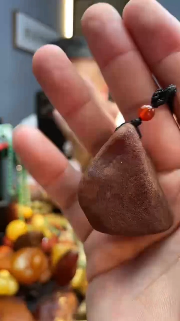未镶嵌颈饰琥珀吊坠