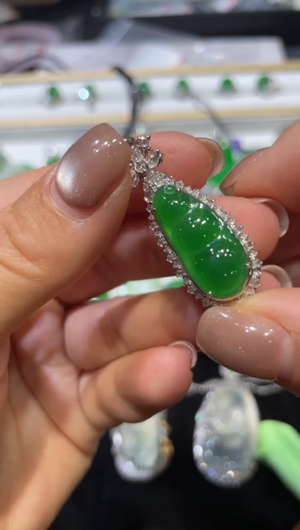 【闪购商品】翡翠颈饰18K金镶嵌翡翠