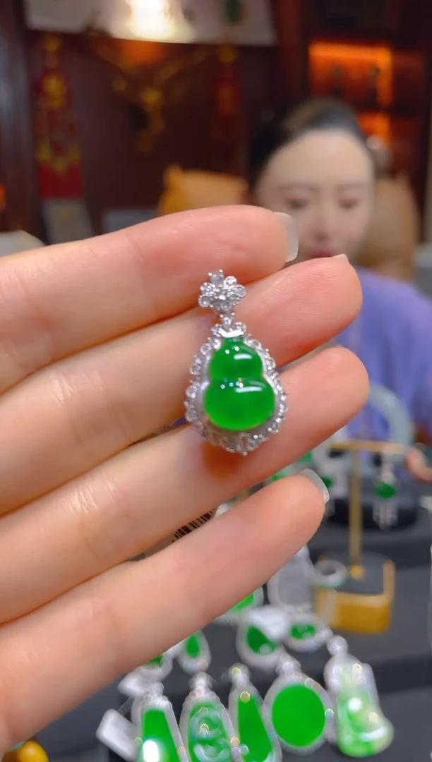 【闪购商品】翡翠颈饰18K金镶嵌118434天然A货翡翠葫芦吊坠