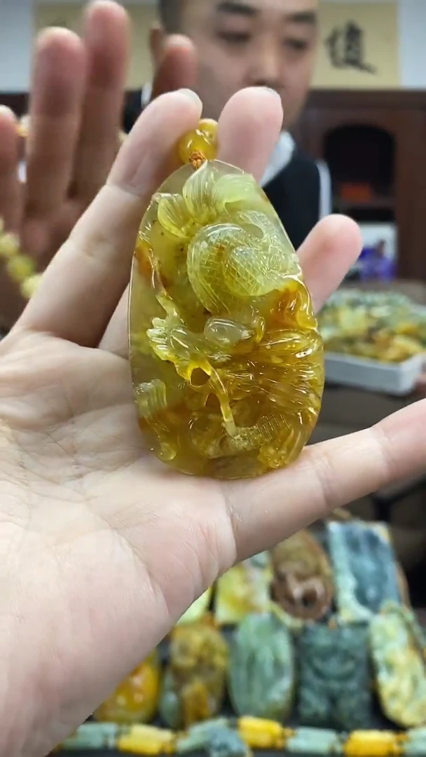 未镶嵌蛇纹石玉挂件龙