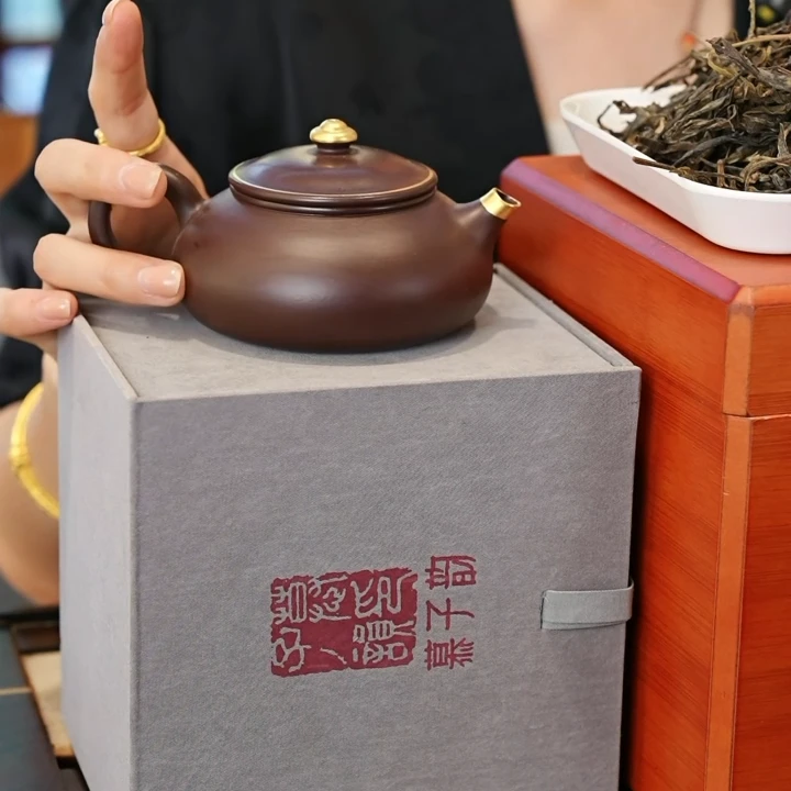 《老班章普洱生茶礼盒装（200克）》+紫泥描金寒江