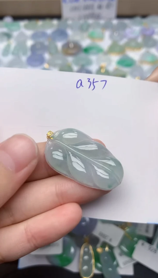 翡翠18K金镶嵌颈饰天然缅甸A货翡翠