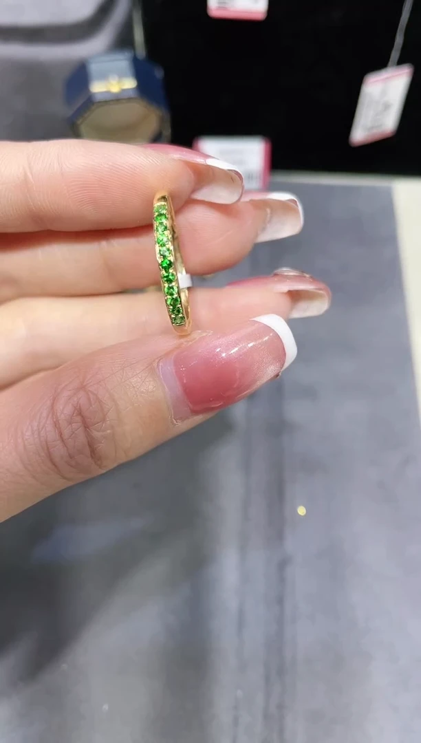 18K金镶嵌沙弗莱戒指