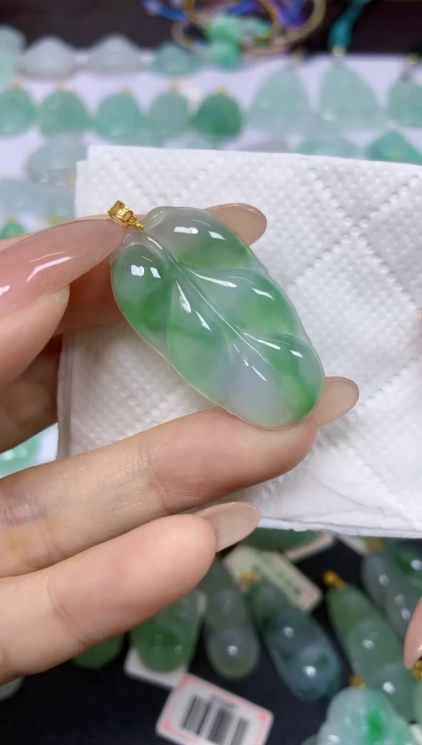 颈饰18K金镶嵌翡翠天然翡翠A货