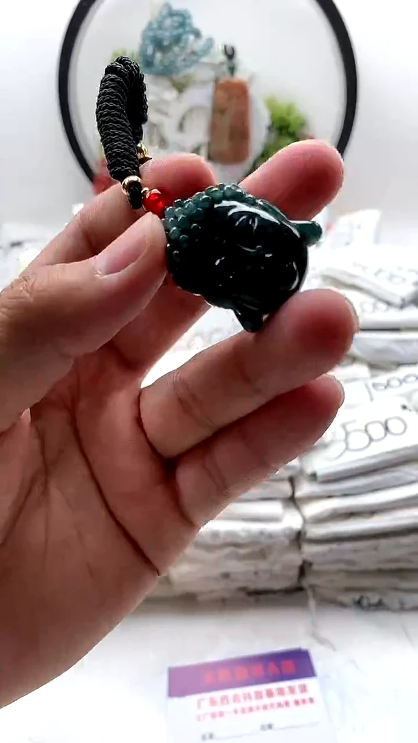 翡翠未镶嵌颈饰佛头