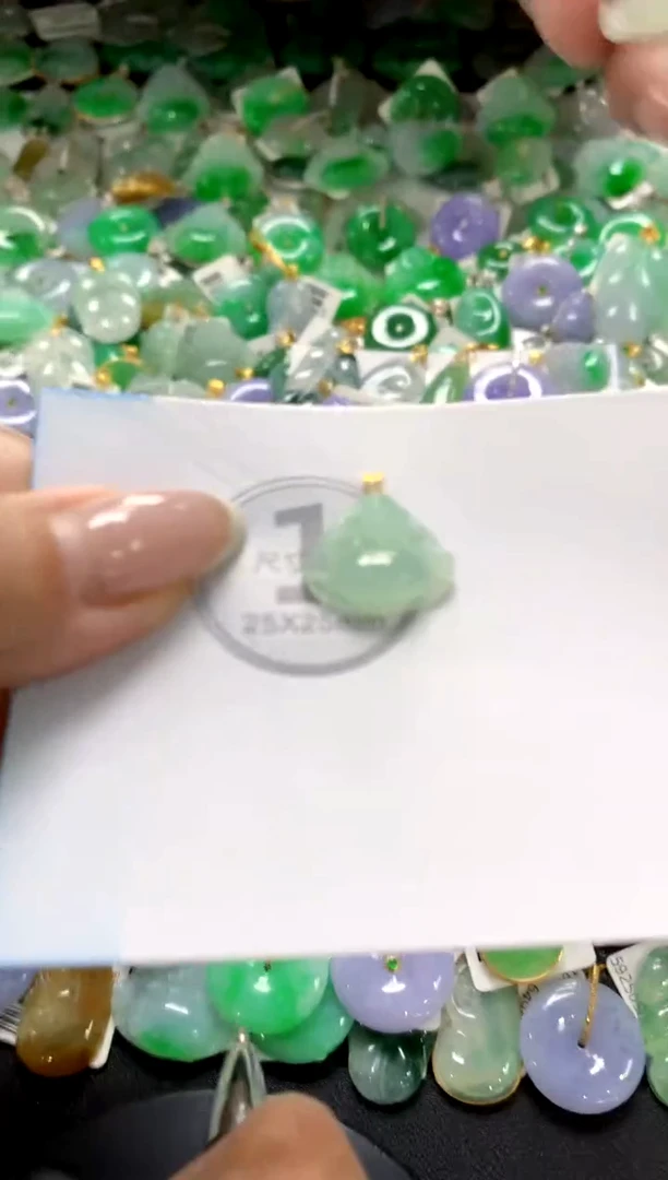 翡翠18K金镶嵌颈饰1111111111111111