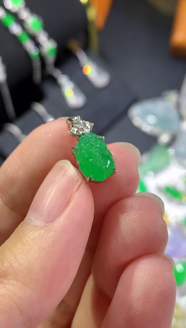 颈饰18K金镶嵌翡翠绿貔貅