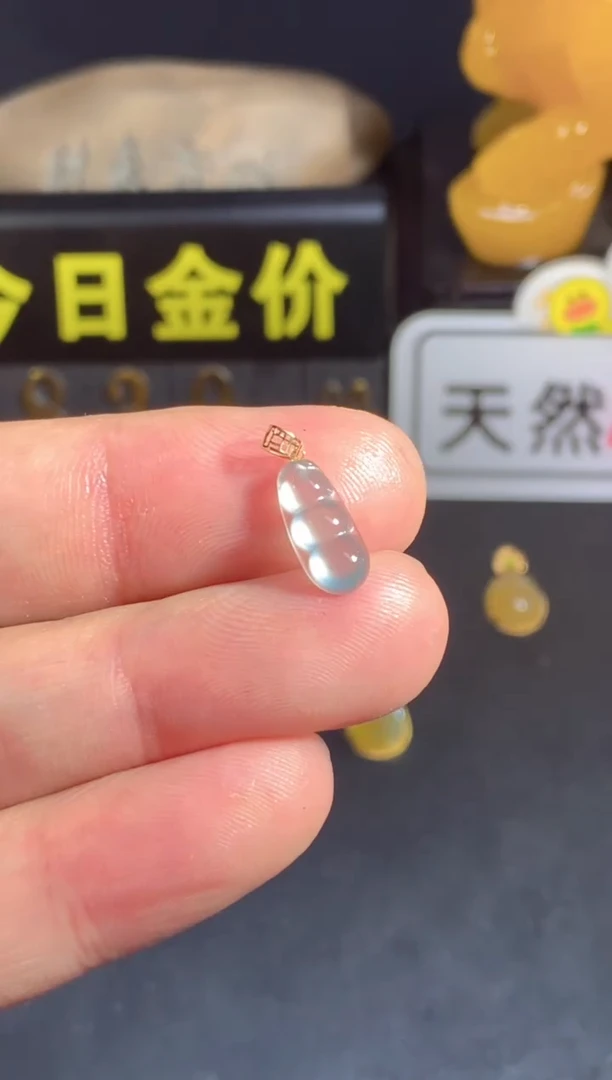 颈饰18K金镶嵌翡翠