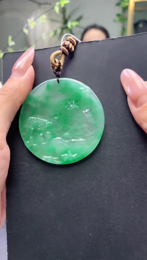 颈饰未镶嵌石英质玉山水牌