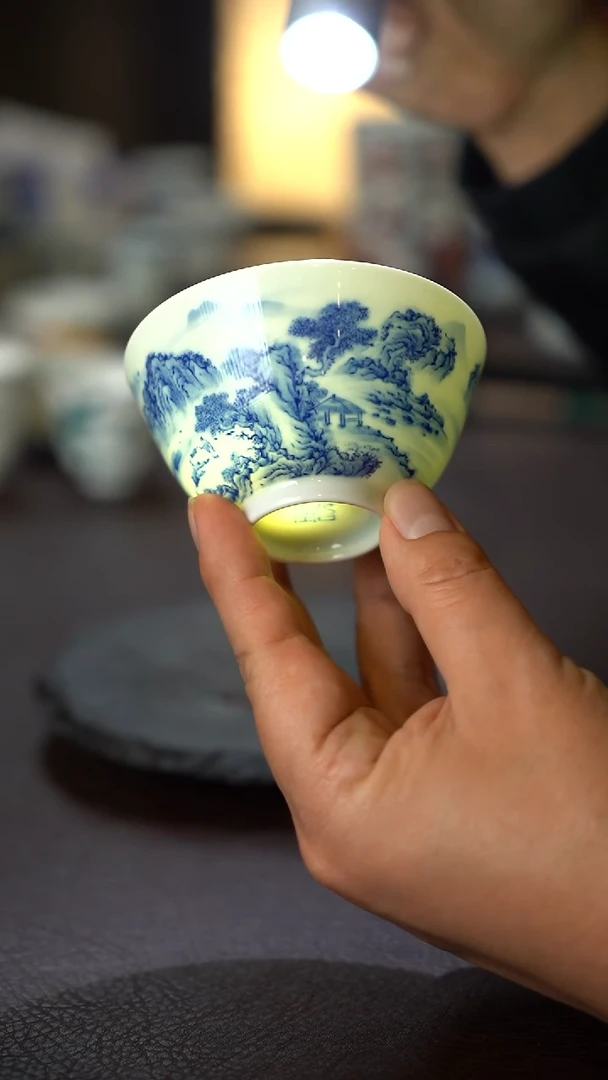 全手绘青花山水鸡心杯