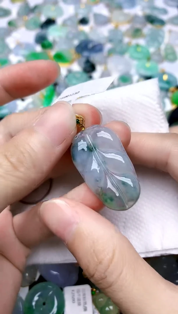 颈饰18K金镶嵌翡翠天然A货翡翠