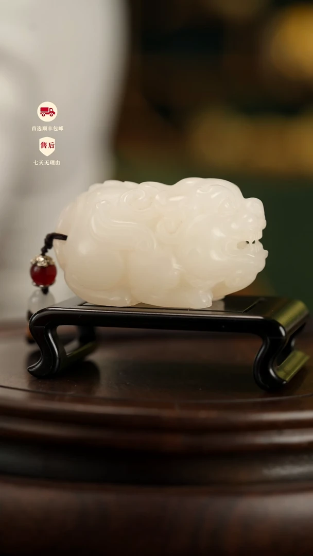 云南石荔枝白雕刻：纳福貔貅手把件摆件