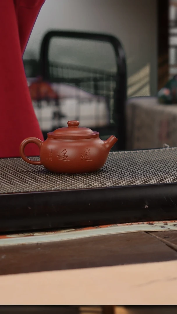 茶壶紫砂梁*朱泥超精工刻绘逍遥汉瓦130cc