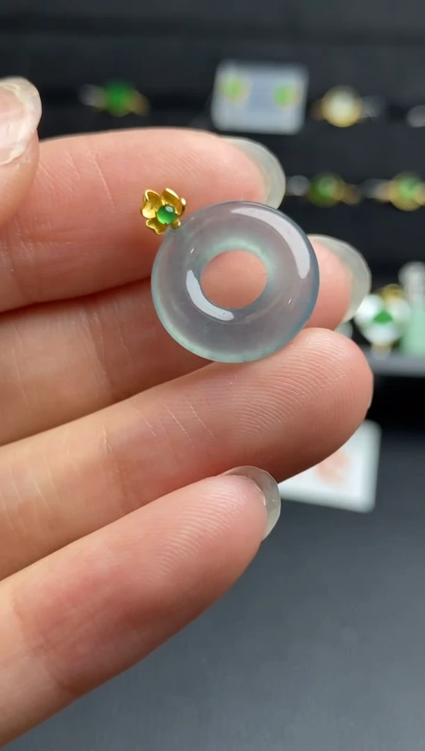 翡翠18K金镶嵌颈饰吊坠