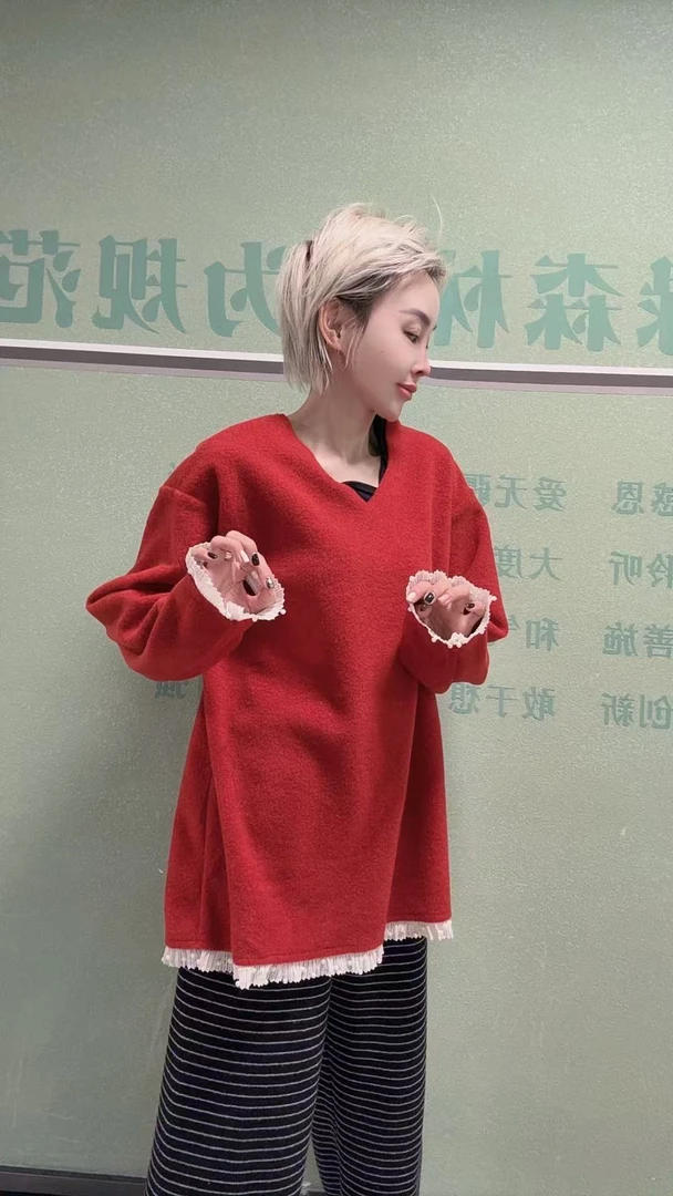 流行款白飞边红衫