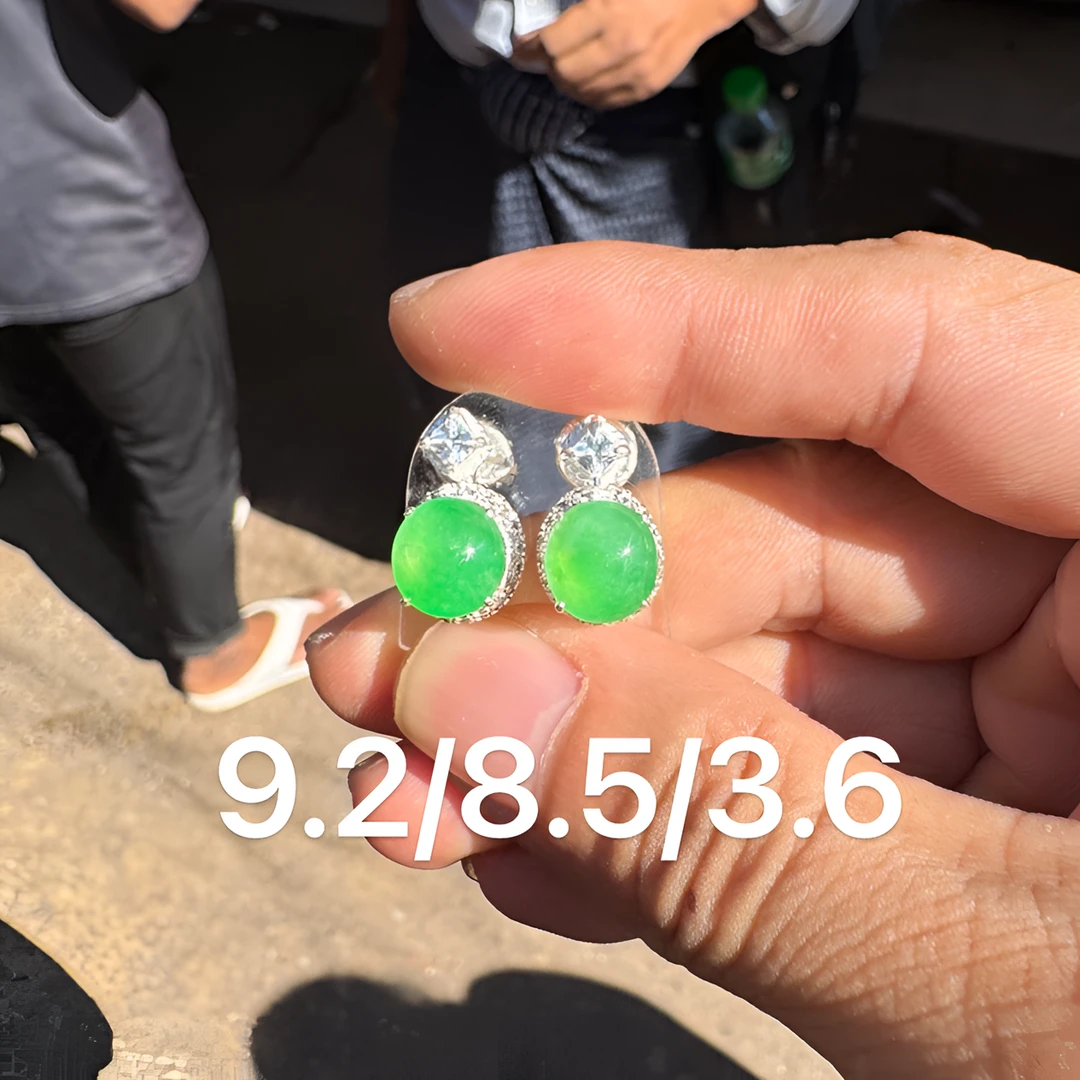 1122(小哪吒在源头)冰种翡翠木那甜绿耳钉干净肉细杠味荧光足M160