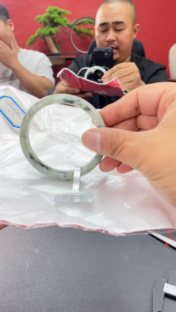 未镶嵌手镯翡翠翡翠手镯（微瑕）1