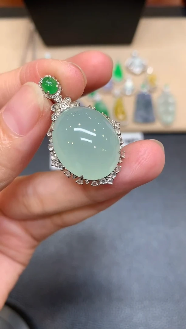 颈饰18K金镶嵌翡翠蛋面【无服务费