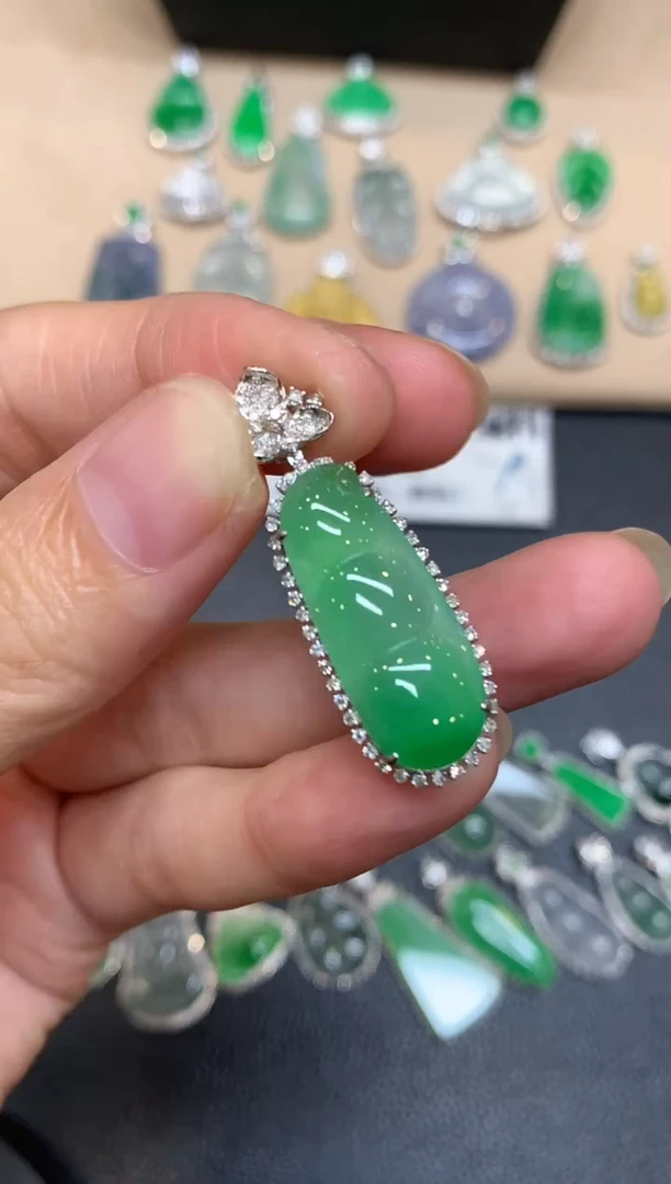 颈饰18K金镶嵌翡翠福豆【无服务费