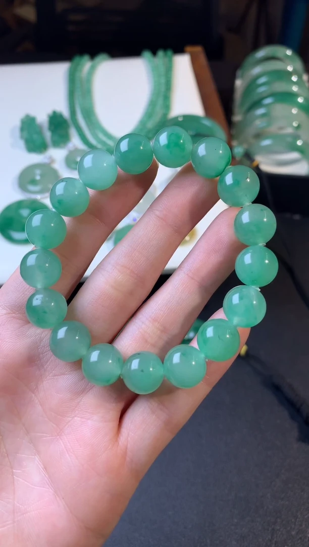 未镶嵌手串石英质玉（非洲翠）冰清卡12珠串（放漏）