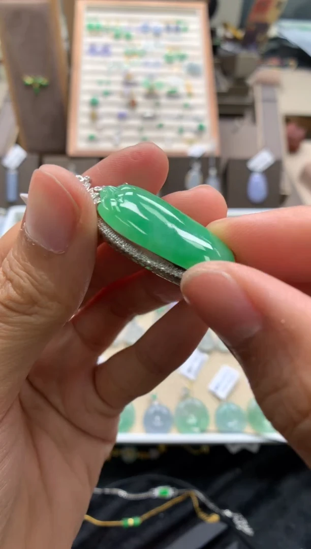 颈饰18K金镶嵌翡翠福瓜